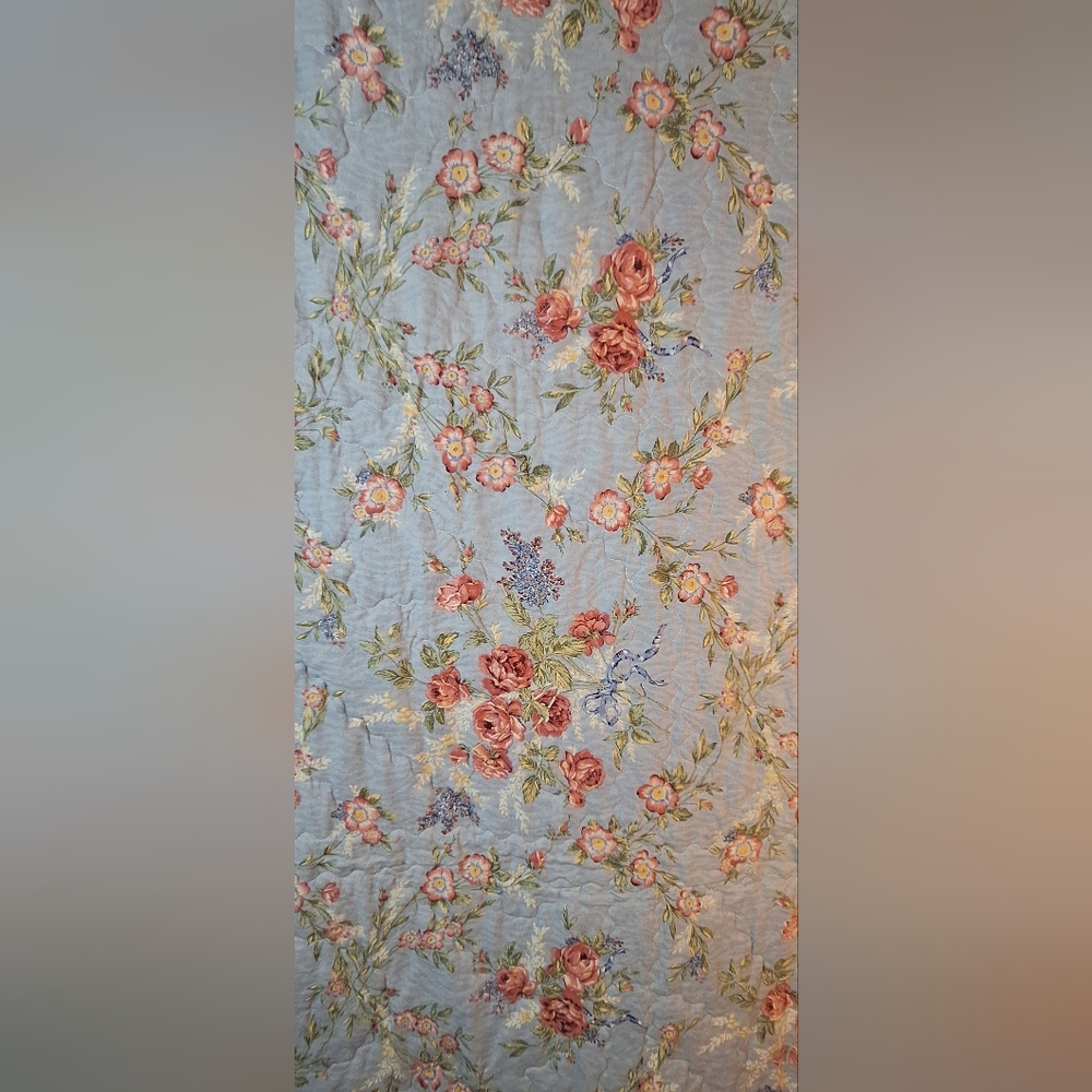 Handmade Patchwork Quilt with Floral Patterns - Picture 13 of 14